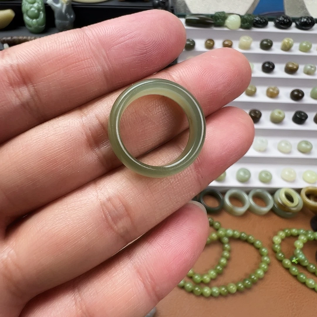 绿****和田玉（糖玉）未镶嵌珠宝半成品