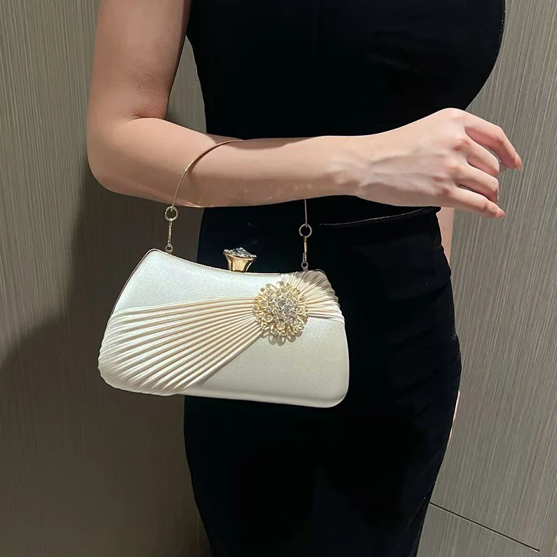 欧美时尚缎面褶皱手拿包女晚宴名媛小手包金属链条包镶钻花朵宴会