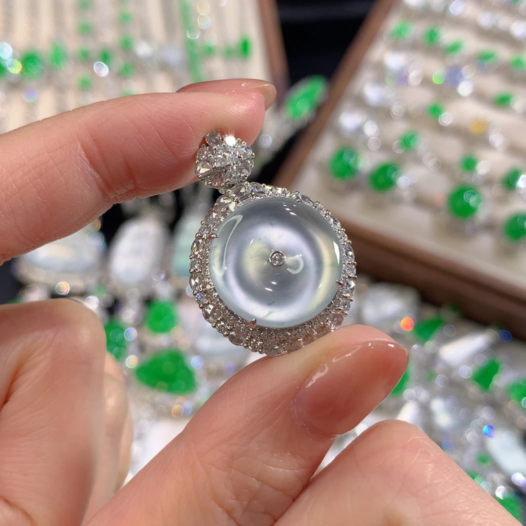 翡翠18K金镶嵌颈饰平安扣