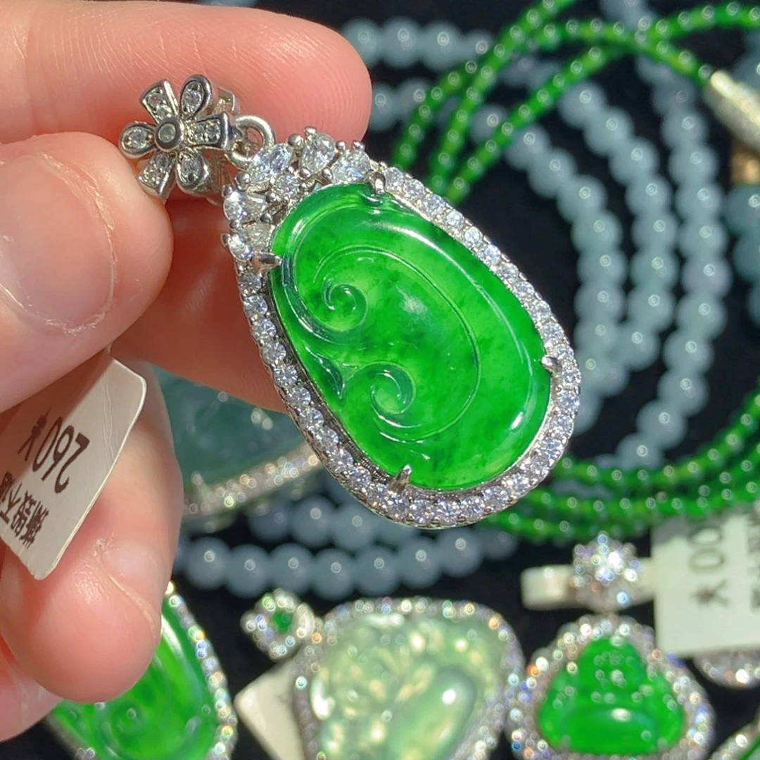 颈饰未镶嵌翡翠如意