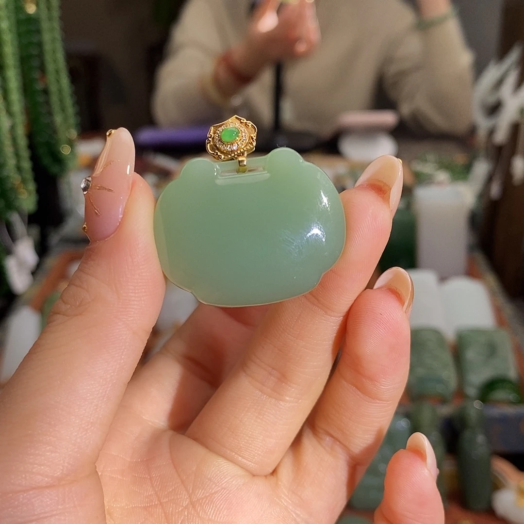 和田玉18K金镶嵌吊坠(赠链)