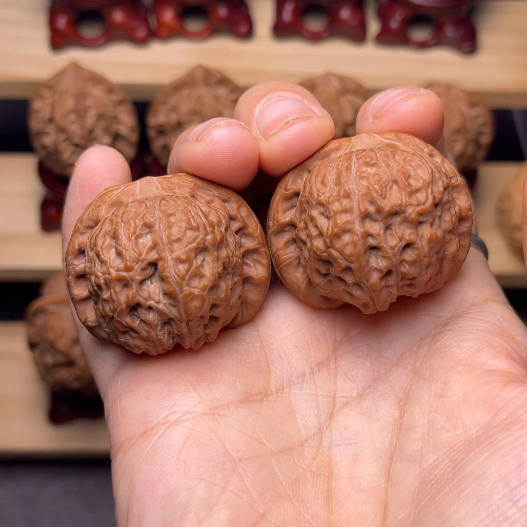 文玩核桃吊坠血麒麟