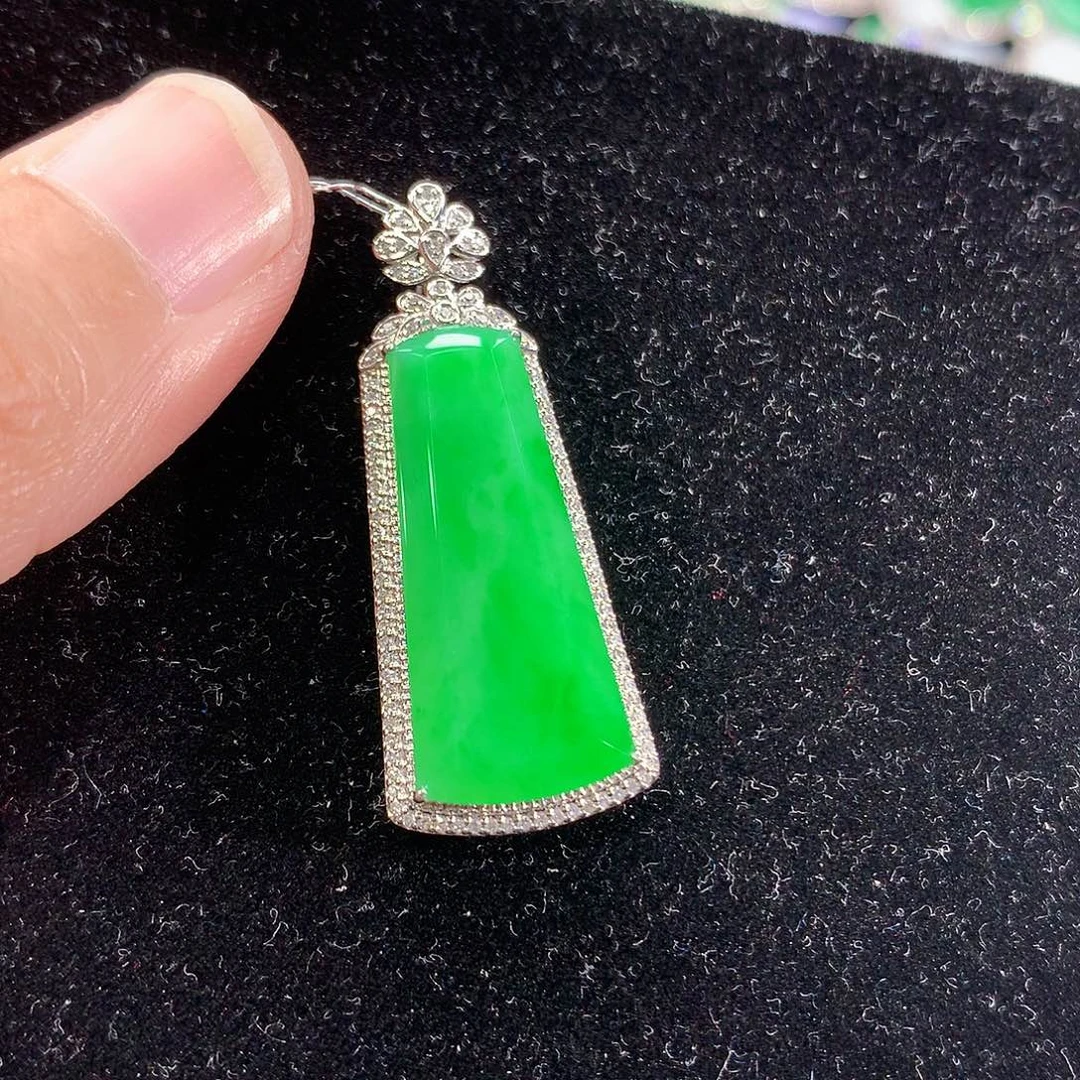 姐***姐翡翠18K金镶嵌颈饰