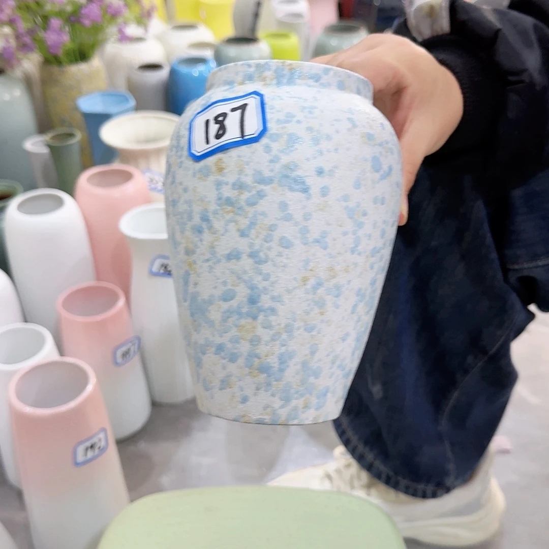 *****187号小花瓶高16厘米微瑕一个