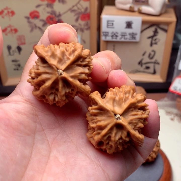 文玩核桃把件十三陵鸡心巨重  1号