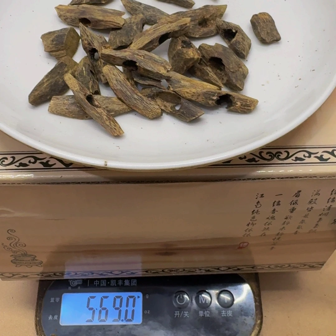 虹***墨沉香沉香碎屑乌身圆叶块料31克，电熏炉1个