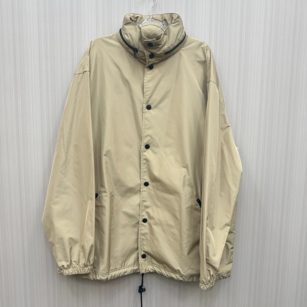 99新 Balenciaga/巴黎世家 卡其色背后LOGO冲锋衣 10057