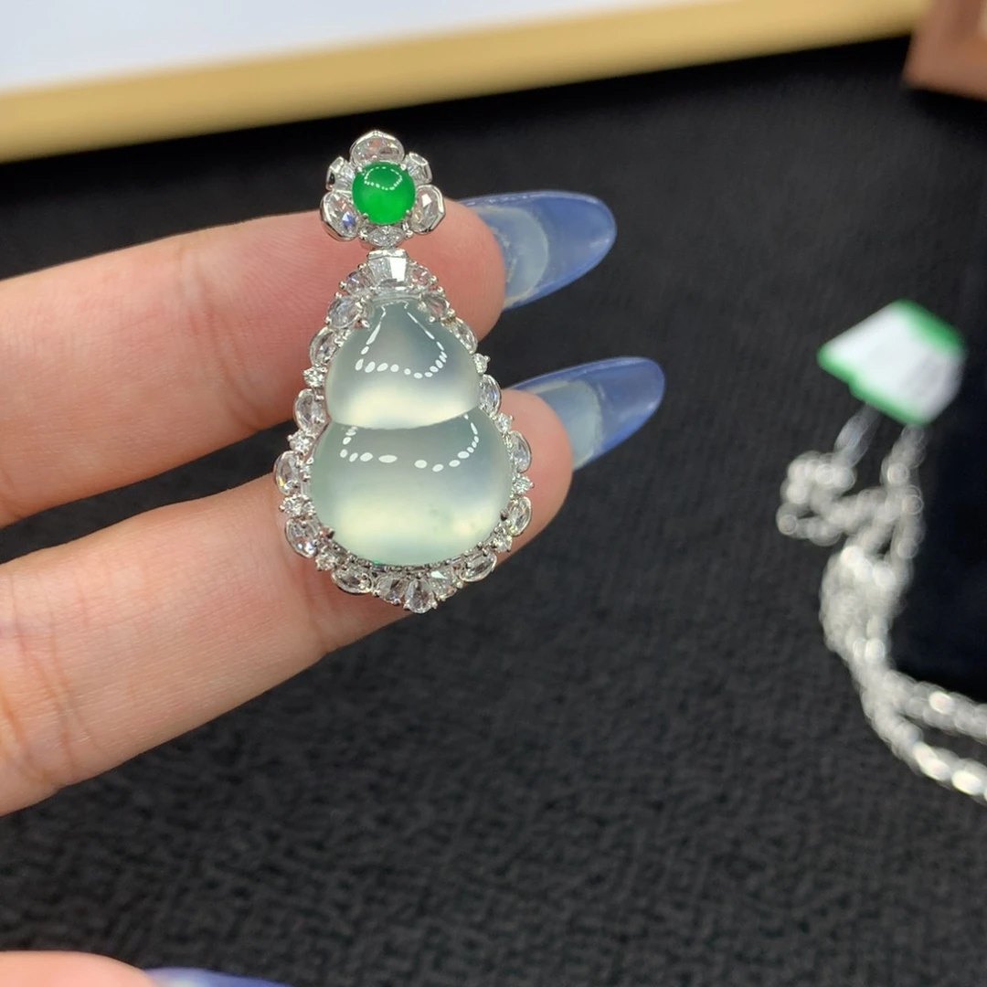 颈饰18K金镶嵌翡翠W*葫芦