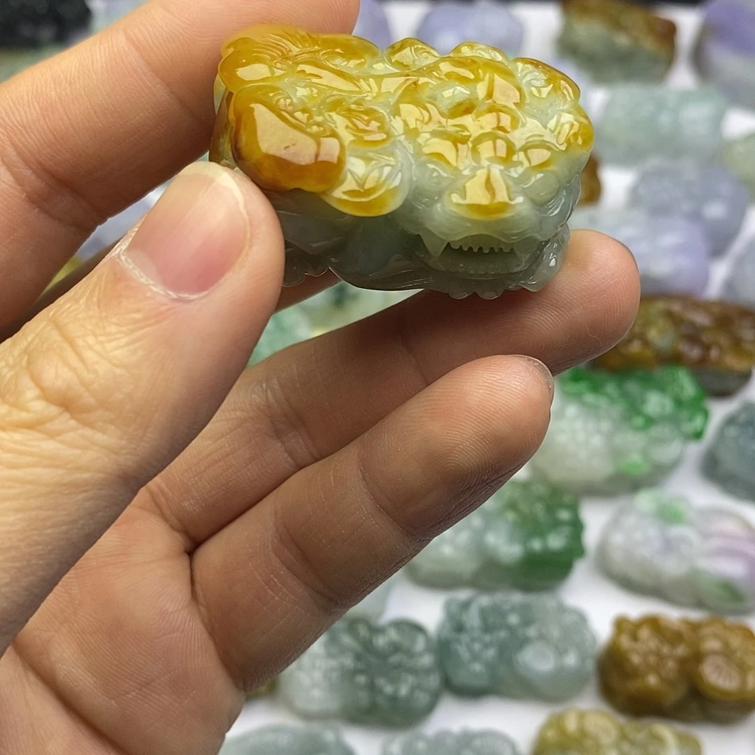 翡翠未镶嵌颈饰貔貅