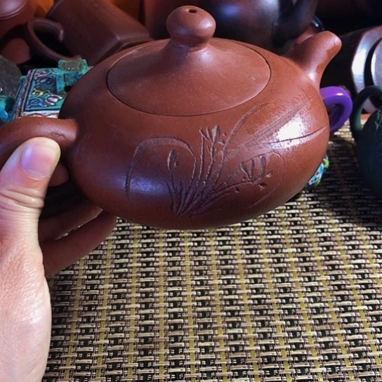 紫砂茶壶原矿泥料手工制作的紫砂壶。