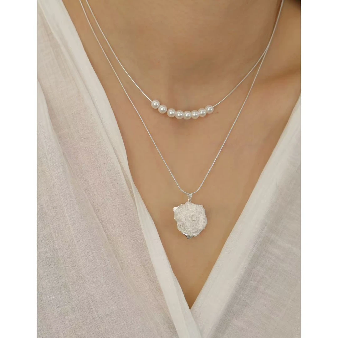 铜合金项链 双层叠戴玫瑰花珠珠项链女气质轻奢百搭高级感锁骨链