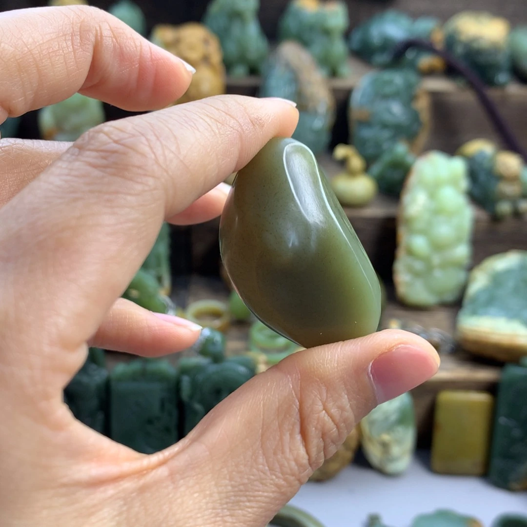 岫岩老玉（透闪石质玉）未镶嵌珠宝奇石遇**晴