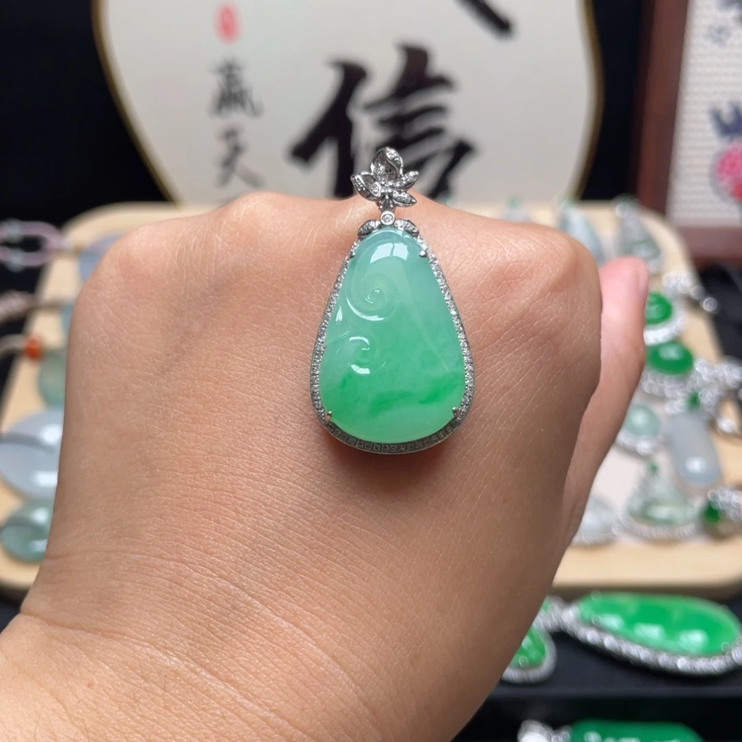 翡翠18K金镶嵌颈饰如意