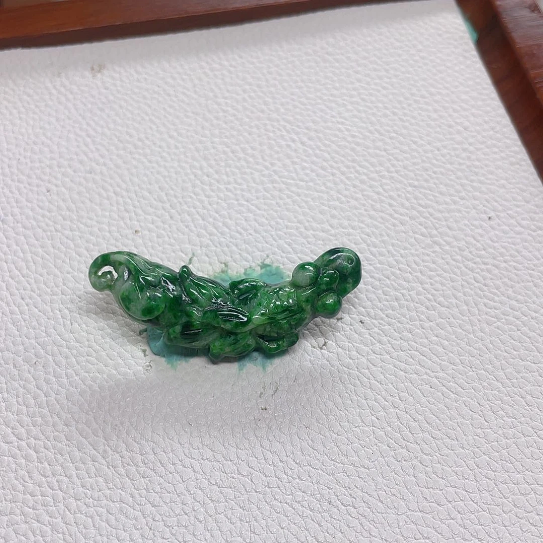 翡翠未镶嵌颈饰小绿鱼