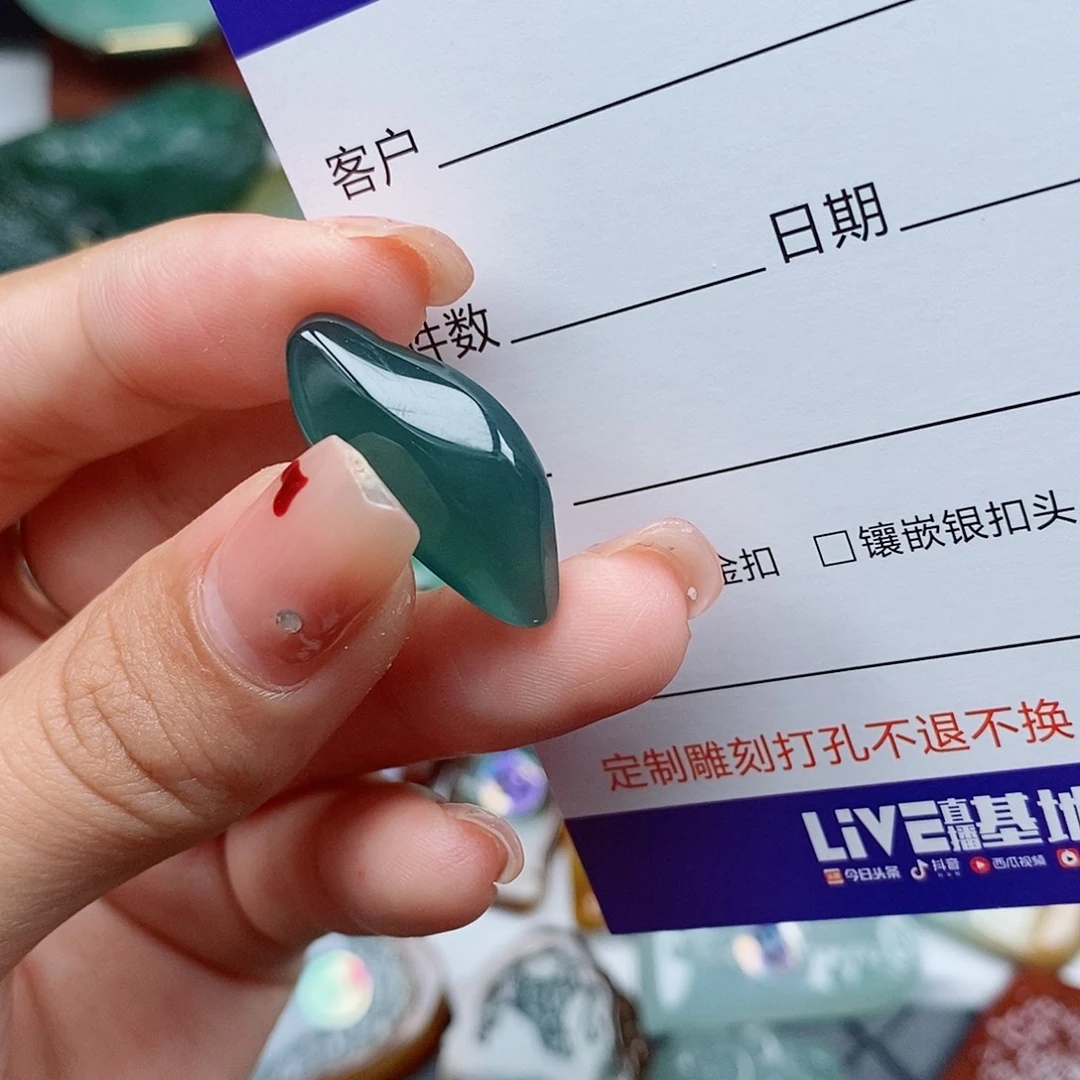 ****っ定制翡翠未镶嵌吊坠
