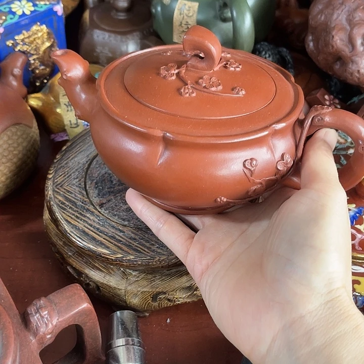 茶壶红泥原矿泥料手工制作的一把紫砂壶。