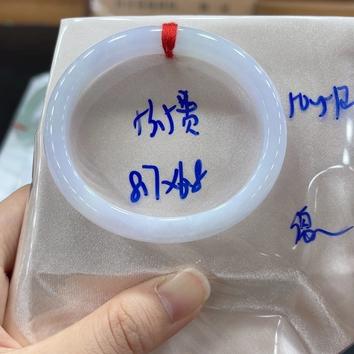 翡翠手镯未镶嵌翡翠