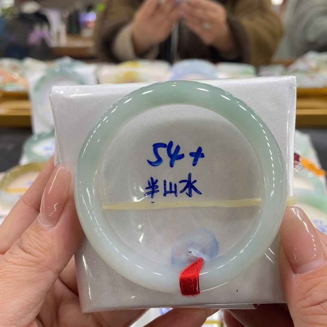 翡翠手镯未镶嵌翡翠