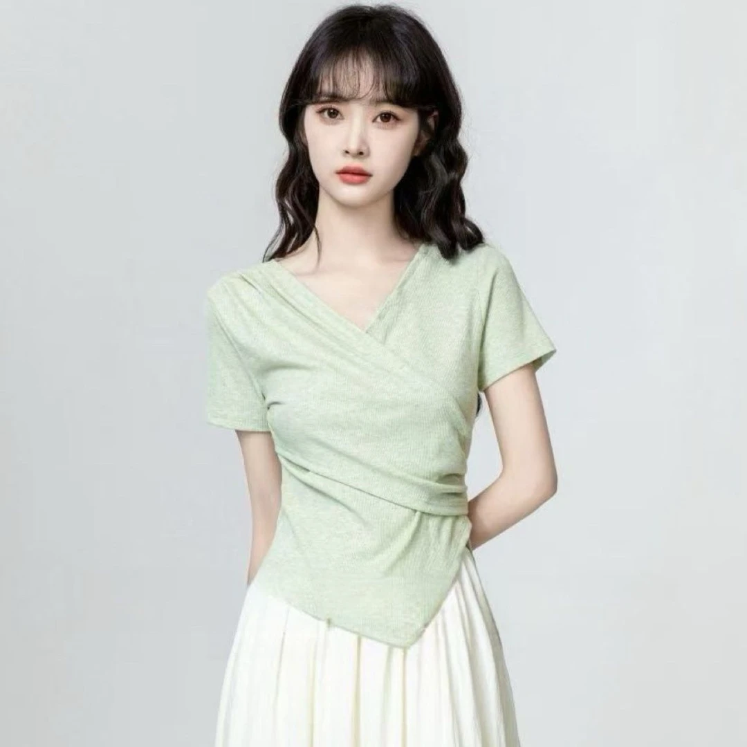 【1253人收藏】绿色V领短袖T恤女夏季2024新款不规则交叉收腰显瘦