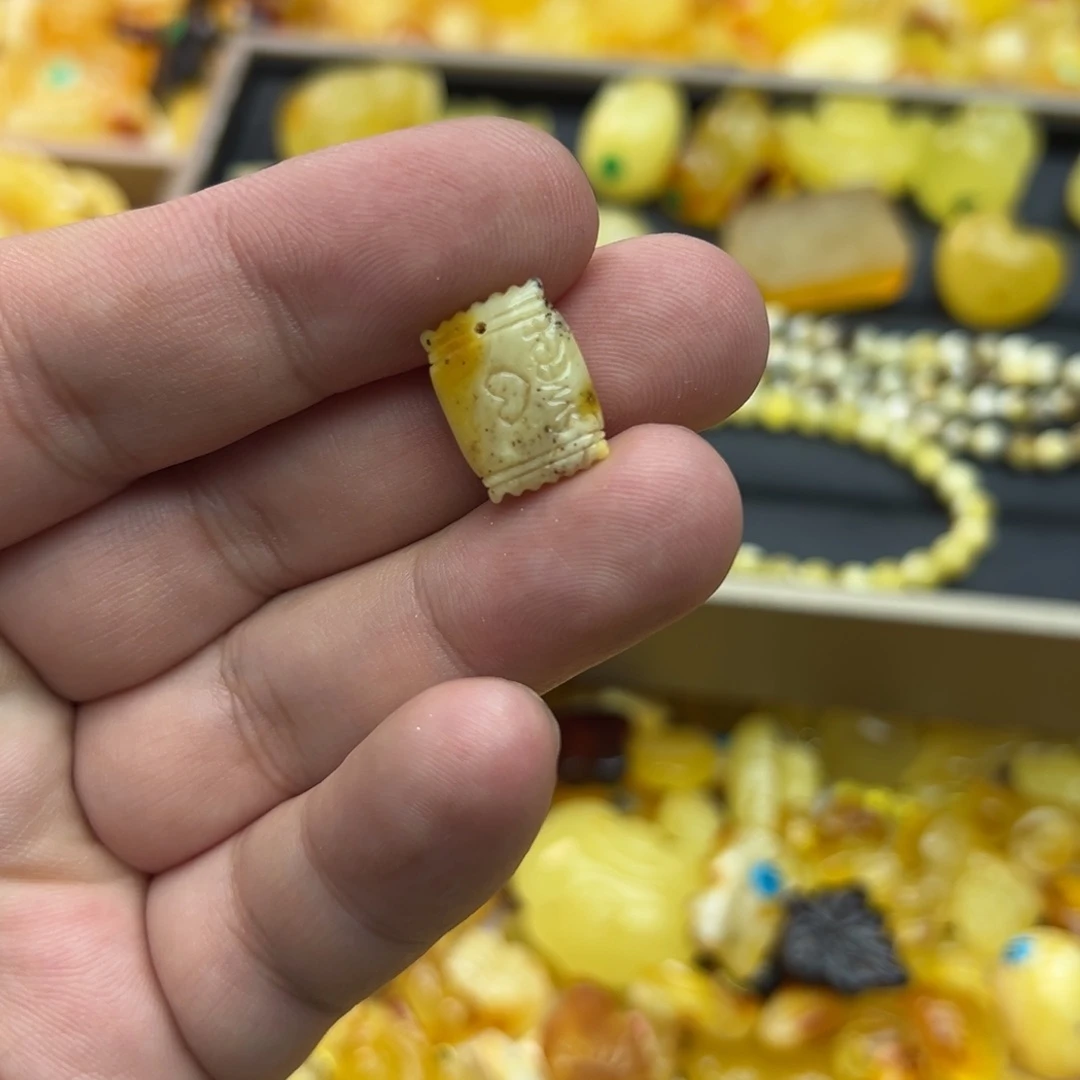 琥珀未镶嵌裸石0.59克有瑕