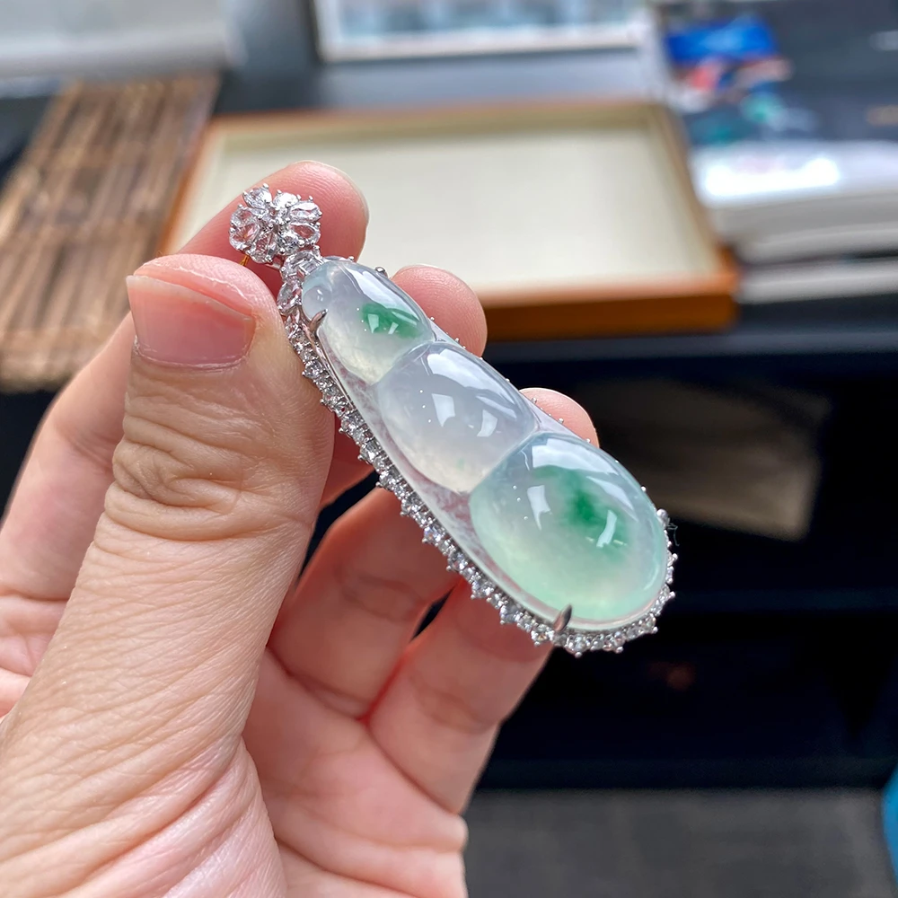 如意宝珠宝  18K金钻石镶嵌冰底飘阳绿福豆翡翠吊坠天然A货1-C7