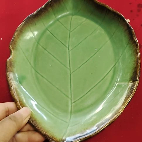 瓷片瓷片，各种摆件，均有瑕疵。沙锅！