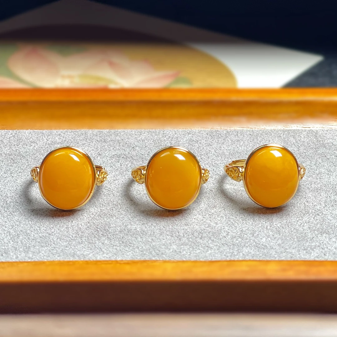 天然原矿蛋面蜜蜡戒指S925银镶嵌简约可调节女款多样性发其中之一