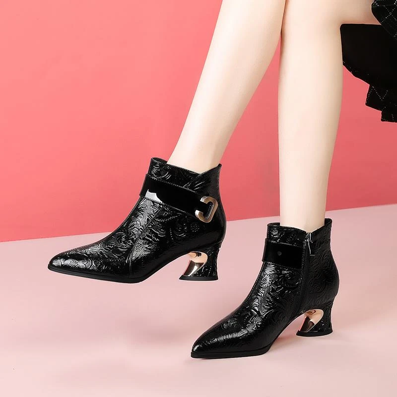 真皮尖头短筒女靴2025新款粗跟洋派短靴秋冬时尚压花牛皮妈妈皮靴
