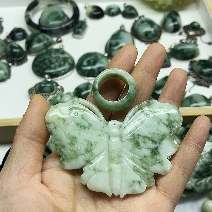 透闪石-蛇纹石玉未镶嵌颈饰
