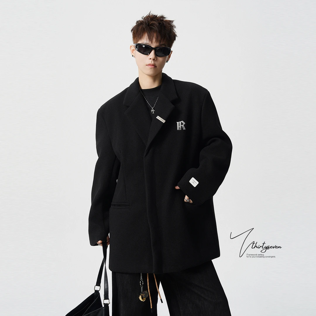 V37复古黑色字母印花高级感西服男秋冬cleanfit宽松休闲修身上衣