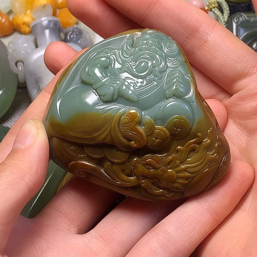 颈饰未镶嵌和田玉?