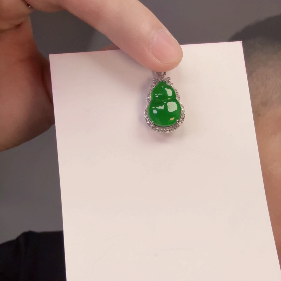 翡翠未镶嵌颈饰一件