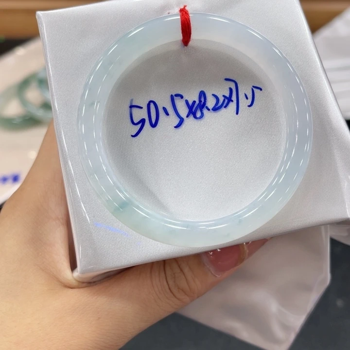 翡翠手镯未镶嵌翡翠