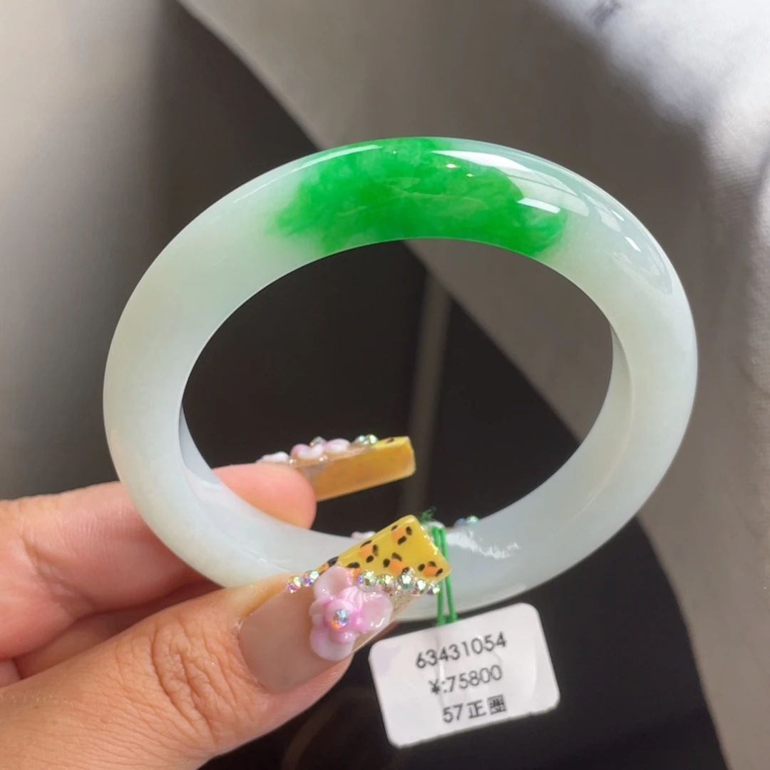 翡翠未镶嵌手镯一手）白底青正圈手镯，强烈推荐有包容