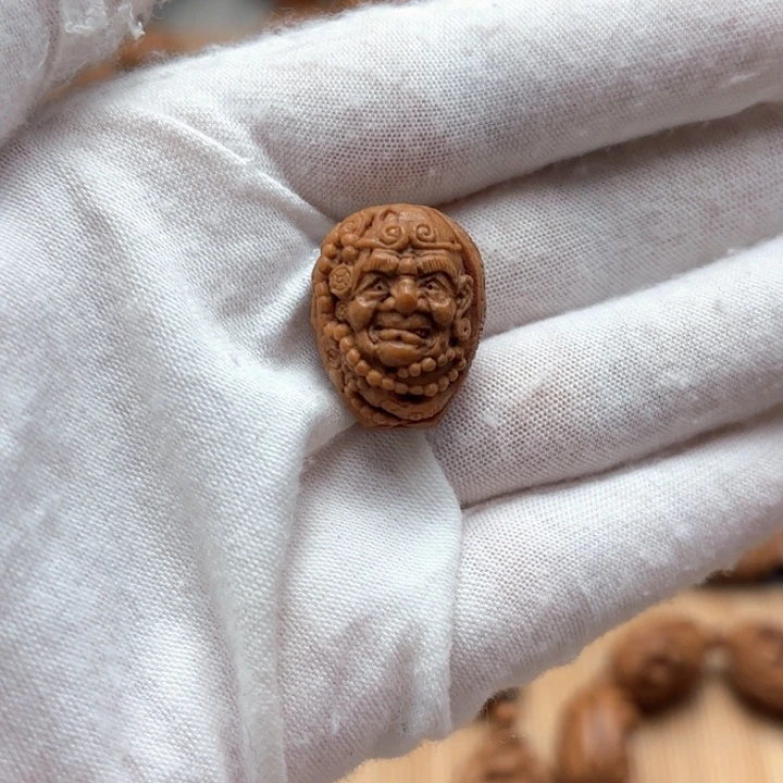 日***日桃核雕刻对面罗汉三通