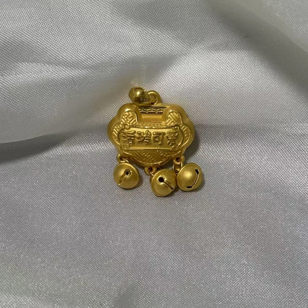 【足金999】活泼可爱铃铛锁包 挂坠 5D（编26010026）