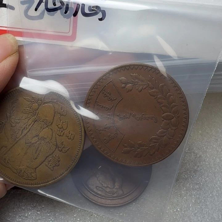 感***妻上两个工艺品摆件