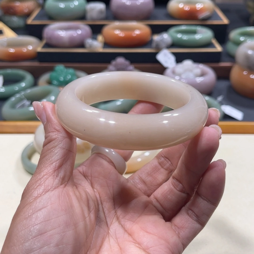 未镶嵌手镯石英岩玉
