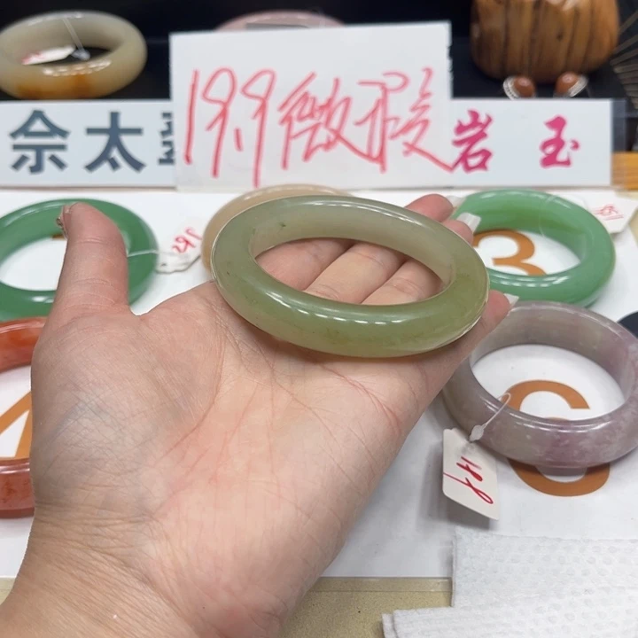 未镶嵌手镯石英质玉群*