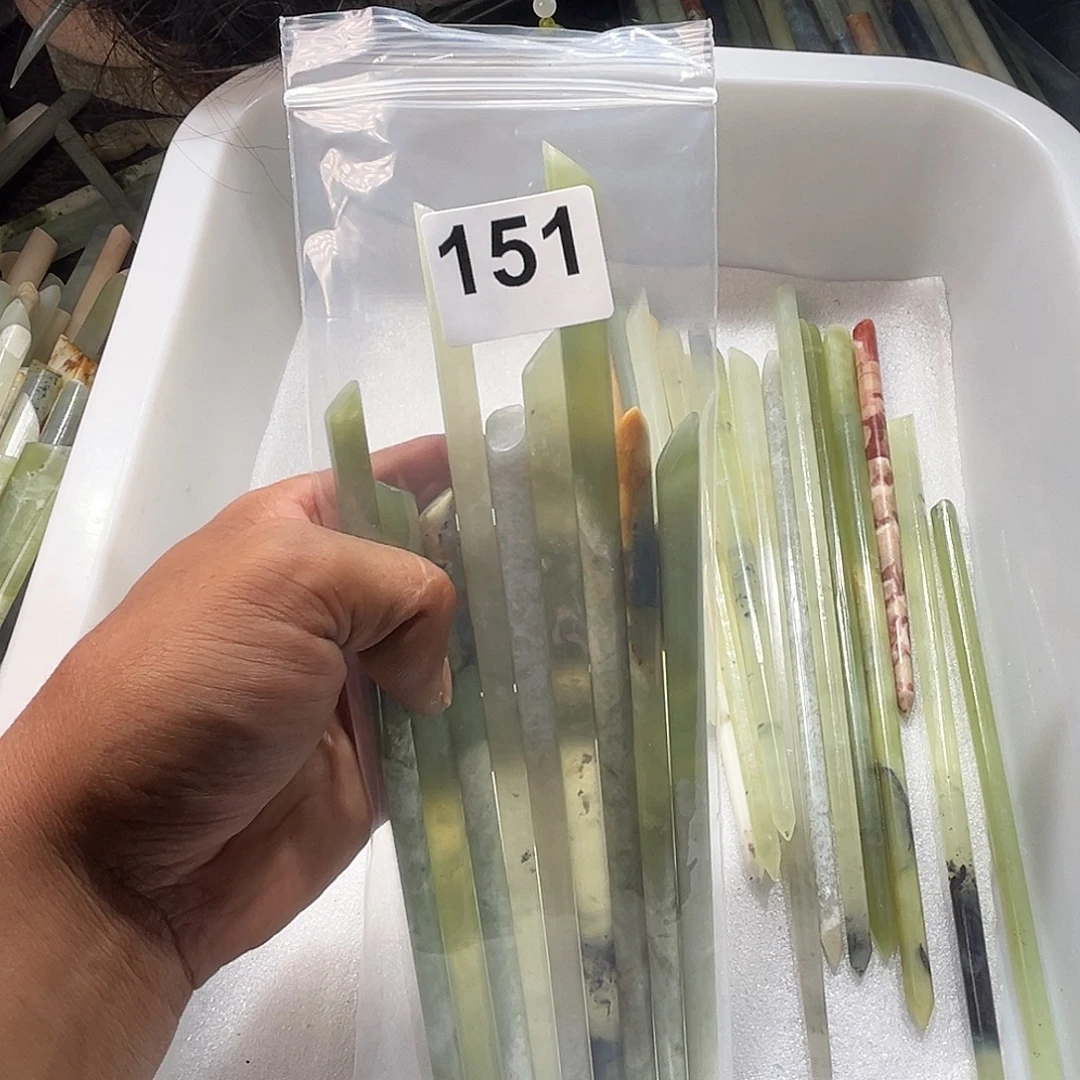 清***月蛇纹石玉未镶嵌颈饰