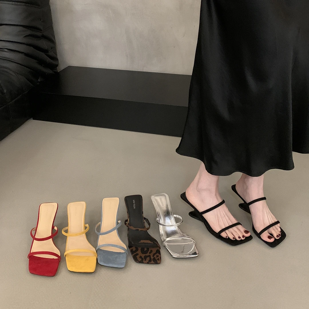 设计感小众一字拖鞋女夏季外穿2025极简约细带露趾坡跟高跟凉拖鞋