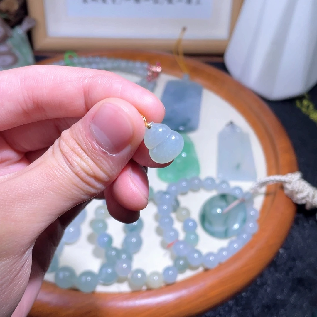 翡翠18K金镶嵌颈饰吊坠