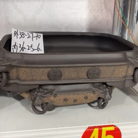 紫砂坐****人上面一只宜兴紫砂花盆