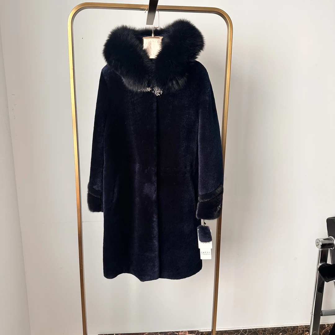 冬季戴帽羊绒大衣