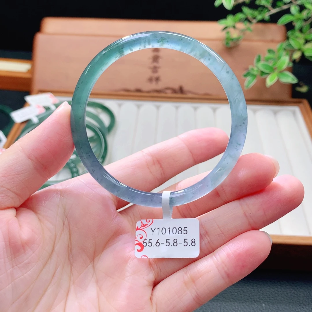 翡翠未镶嵌手镯（圆镯）