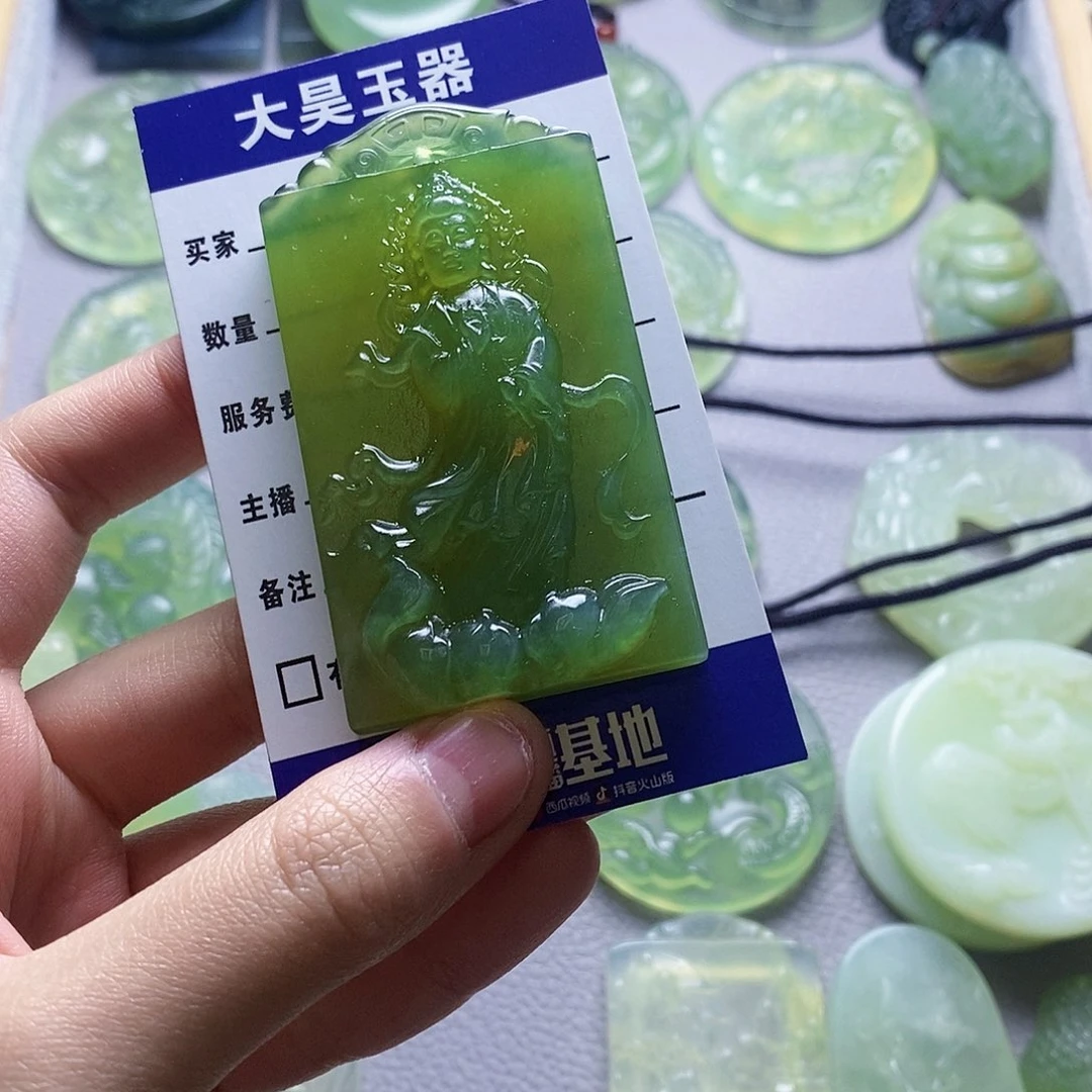 蛇纹石玉未镶嵌颈饰贝**妈