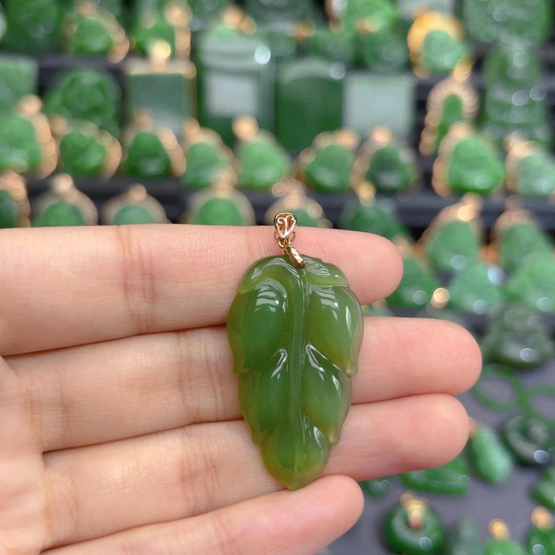颈饰18K金镶嵌和田玉（碧玉）