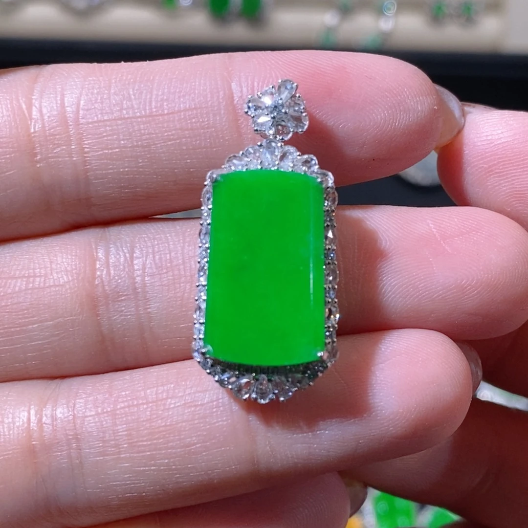 翡翠18K金镶嵌颈饰无事牌