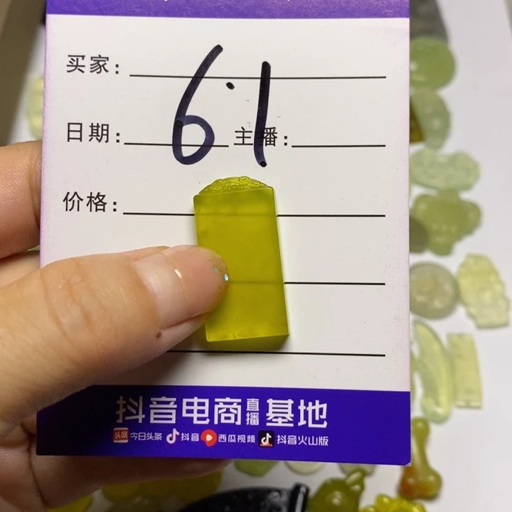 一***秋未镶嵌蛇纹石玉颈饰