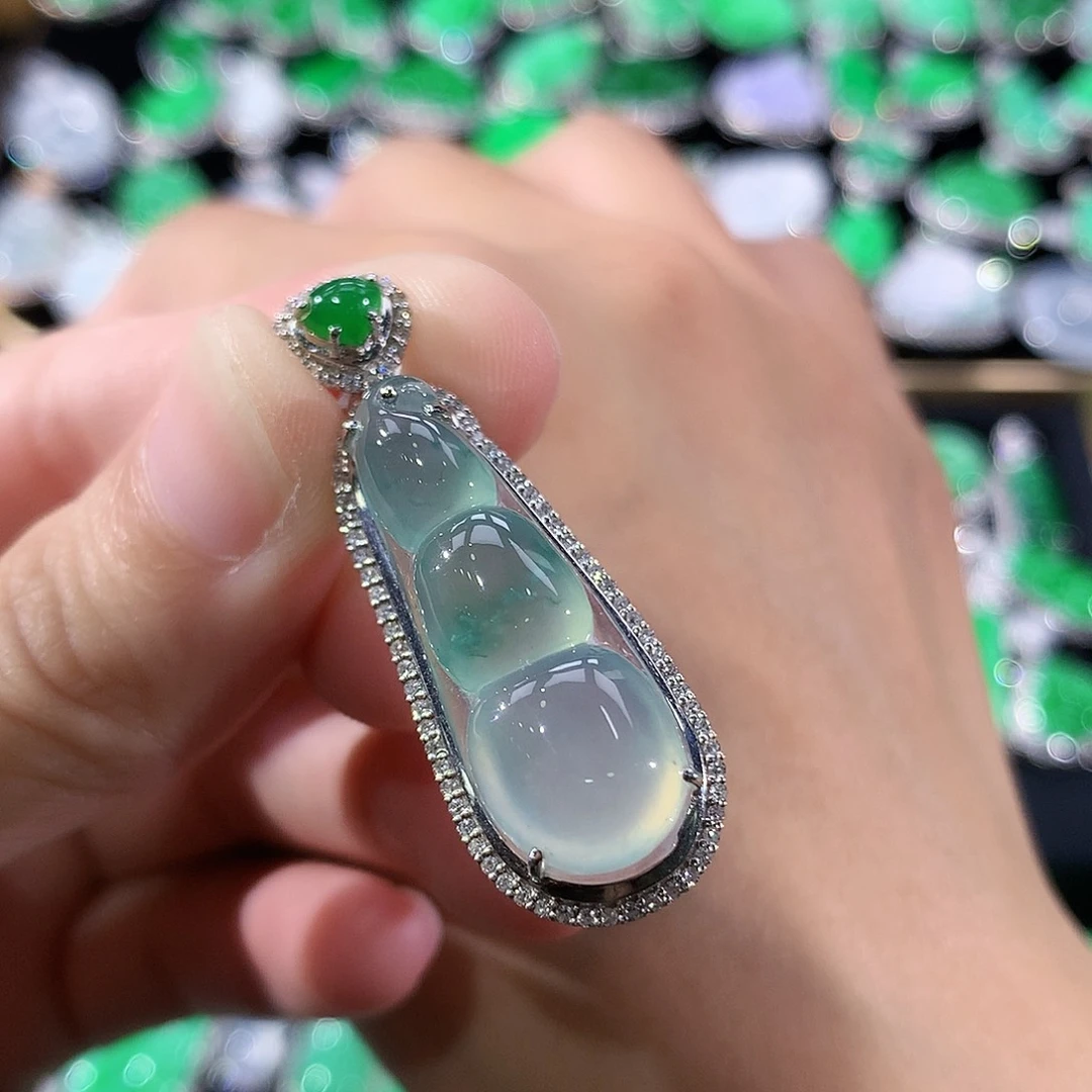 翡翠18K金镶嵌颈饰